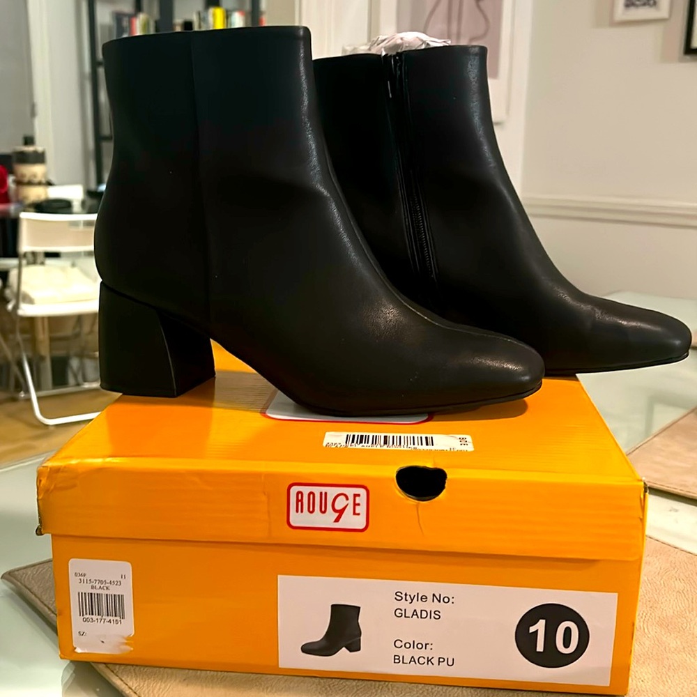 EUC Rouge Helium Black Faux Leather Womens Chunky Heel Booties size 10